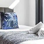 Sleek And Modern 4Br Ultimate London Getaway