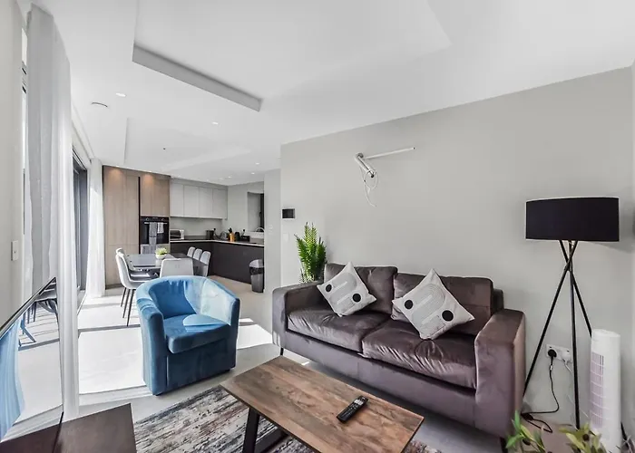 Sleek And Modern 4Br Ultimate London Getaway