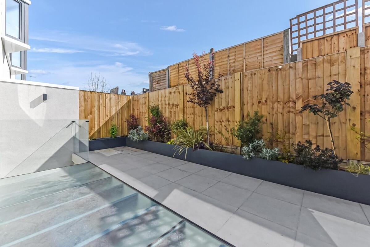 Sleek And Modern 4br Ultimate Getaway Apartment